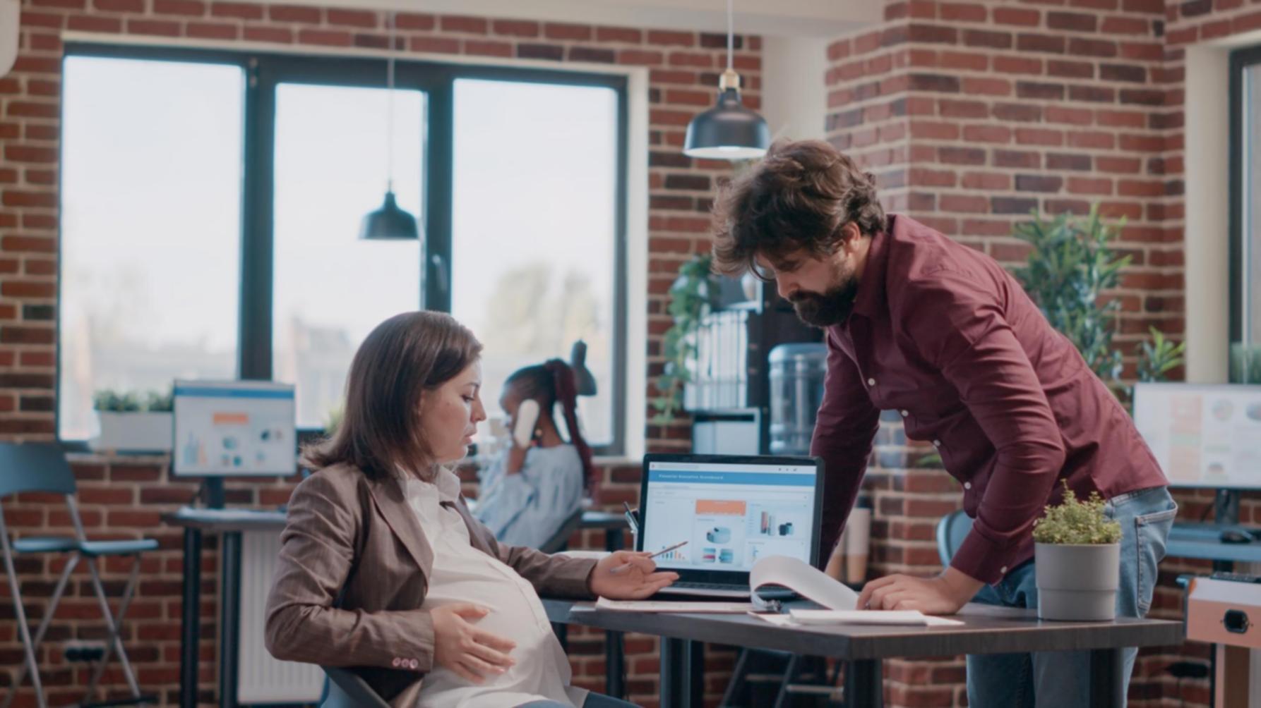 Formateur expliquant les concepts budgétaires